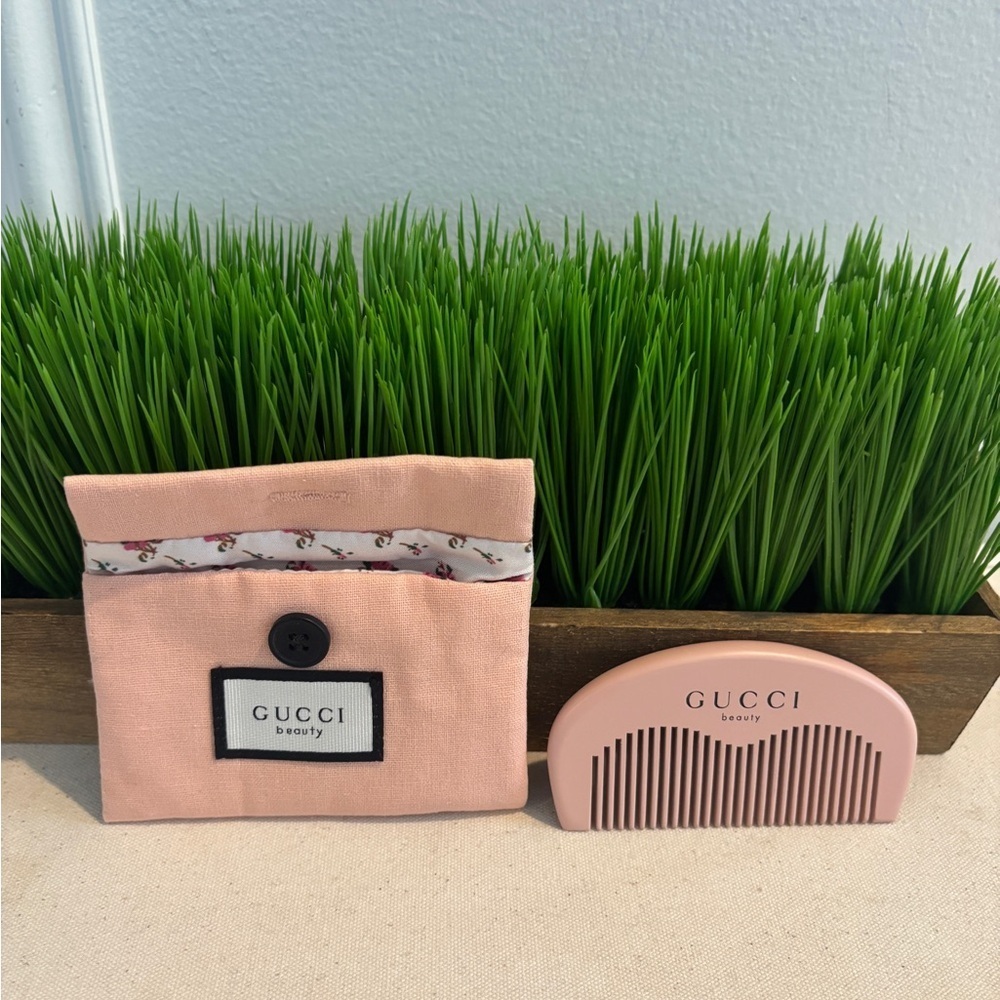 Gucci Pink Comb with Floral Accent Pouch NEW - Picture 4 of 7